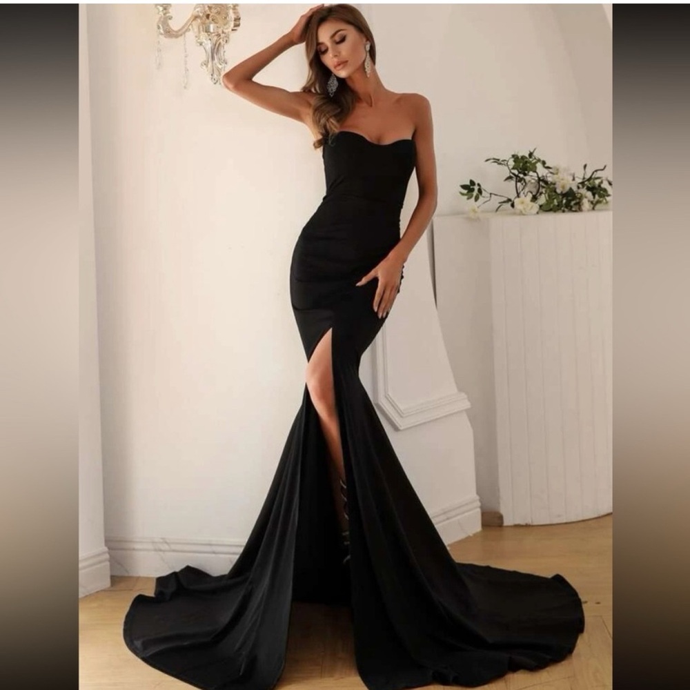 Elegant Black Strapless Evening Gown mermaid style Size Small side Slit